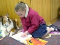 Собака помогает ребенку